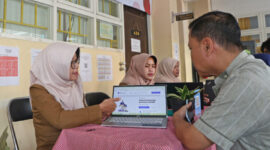 Wali murid saat menanyakan sistem SPMB/dok.Diskominfo Surabaya