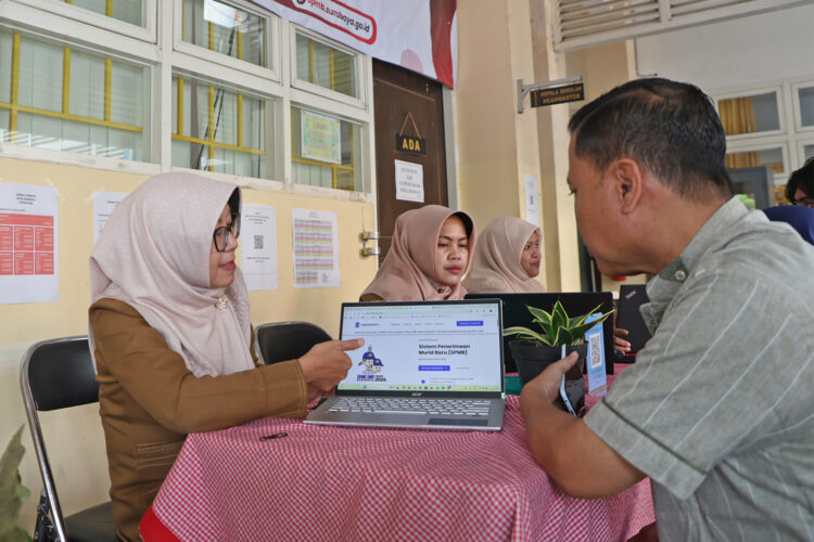 Wali murid saat menanyakan sistem SPMB/dok.Diskominfo Surabaya