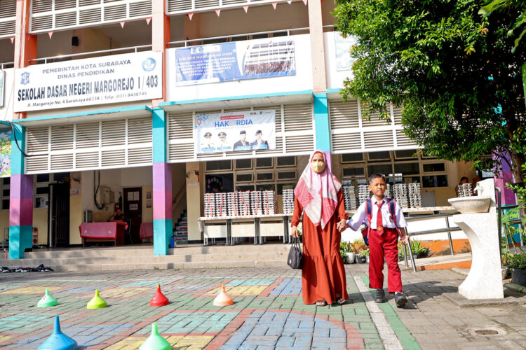 Wali murid mengantarkan anaknya ke sekolah/dok.Diskominfo Surabaya