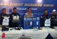 Direktorat Reserse Siber Polda Jawa Timur membongkar sindikat penerbitan kartu SIM ilegal yang menggunakan data pribadi milik orang lain untuk registrasi. 3 tersangka ditangkap di lokasi berbeda. (Foto: Istimewa)