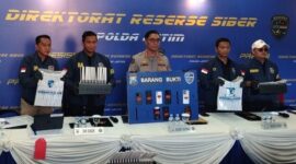 Direktorat Reserse Siber Polda Jawa Timur membongkar sindikat penerbitan kartu SIM ilegal yang menggunakan data pribadi milik orang lain untuk registrasi. 3 tersangka ditangkap di lokasi berbeda. (Foto: Istimewa)