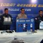 Direktorat Reserse Siber Polda Jawa Timur membongkar sindikat penerbitan kartu SIM ilegal yang menggunakan data pribadi milik orang lain untuk registrasi. 3 tersangka ditangkap di lokasi berbeda. (Foto: Istimewa)