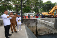 Wali Kota Eri Cahyadi saat meninjau pembangunan rumah pompa/dok.bicarasurabaya.com