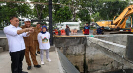 Wali Kota Eri Cahyadi saat meninjau pembangunan rumah pompa/dok.bicarasurabaya.com