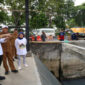 Wali Kota Eri Cahyadi saat meninjau pembangunan rumah pompa/dok.bicarasurabaya.com