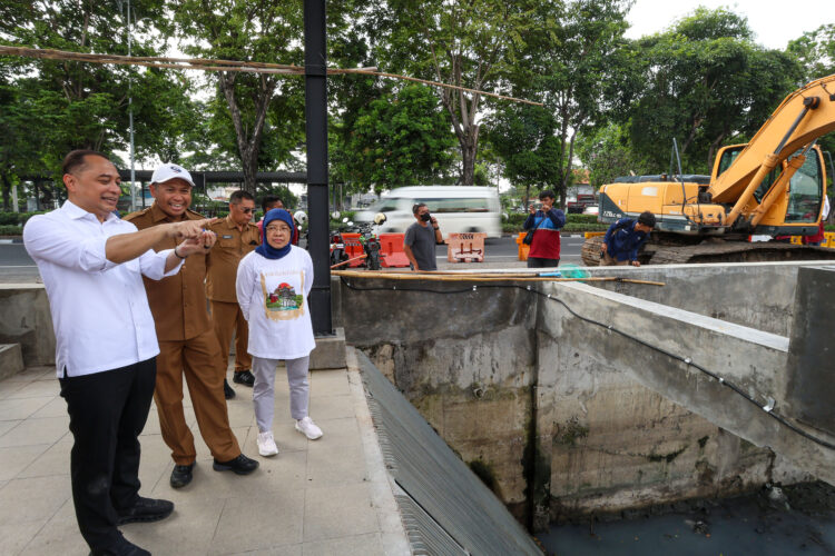 Wali Kota Eri Cahyadi saat meninjau pembangunan rumah pompa/dok.bicarasurabaya.com