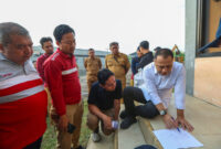 Eri minta November nanti saat hujan turun, Tanjungsari sampai Simorejo Sari 1A dan 1B sudah tidak ada banjir lagi. (Foto: dok Diskominfo Surabaya)