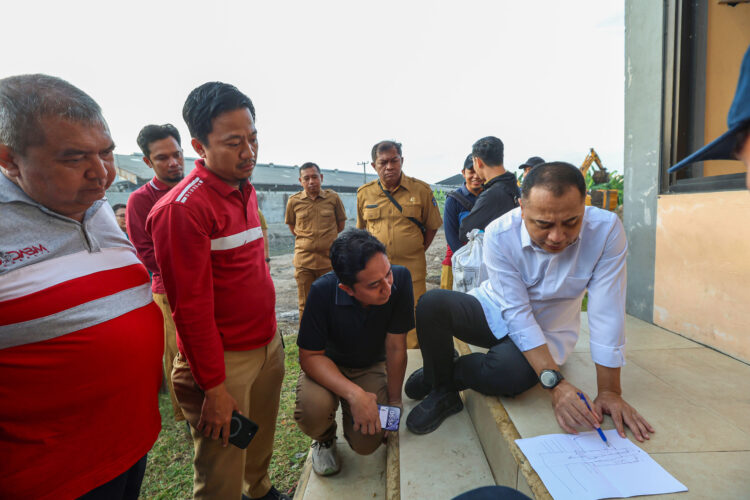 Eri minta November nanti saat hujan turun, Tanjungsari sampai Simorejo Sari 1A dan 1B sudah tidak ada banjir lagi. (Foto: dok Diskominfo Surabaya)