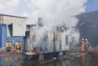 Petugas melakukan pemadaman api yang membakar trafo rusak. (Foto: dok DPKP/CC112)