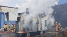 Petugas melakukan pemadaman api yang membakar trafo rusak. (Foto: dok DPKP/CC112)