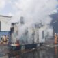 Petugas melakukan pemadaman api yang membakar trafo rusak. (Foto: dok DPKP/CC112)
