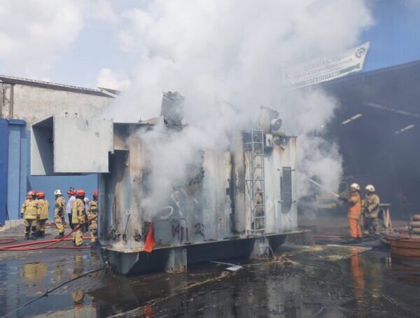 Petugas melakukan pemadaman api yang membakar trafo rusak. (Foto: dok DPKP/CC112)