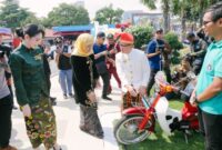 Gubernur Khofifah kagum dengan karya siswa SMK di Jatim yang mampu 'menyulap' kendaraan bermesin BBM menjadi kendaraan listrik. (Foto: dok humas Pemprov Jatim)