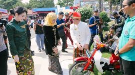 Gubernur Khofifah kagum dengan karya siswa SMK di Jatim yang mampu 'menyulap' kendaraan bermesin BBM menjadi kendaraan listrik. (Foto: dok humas Pemprov Jatim)