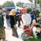Gubernur Khofifah kagum dengan karya siswa SMK di Jatim yang mampu 'menyulap' kendaraan bermesin BBM menjadi kendaraan listrik. (Foto: dok humas Pemprov Jatim)