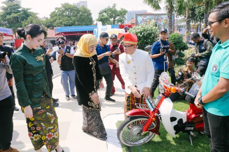 Gubernur Khofifah kagum dengan karya siswa SMK di Jatim yang mampu 'menyulap' kendaraan bermesin BBM menjadi kendaraan listrik. (Foto: dok humas Pemprov Jatim)