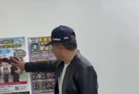 Kapolrestabes Kombes Pol Luthfie S menunjukkan poster yang digunakan sebagai backgriund pelaku untuk melakukan penipuan dengan mengaku sebagai polisi luar negeri. (Foto: tangkapan layar @luthfir.daily)