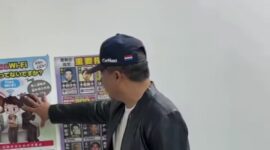 Kapolrestabes Kombes Pol Luthfie S menunjukkan poster yang digunakan sebagai backgriund pelaku untuk melakukan penipuan dengan mengaku sebagai polisi luar negeri. (Foto: tangkapan layar @luthfir.daily)