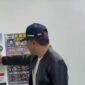 Kapolrestabes Kombes Pol Luthfie S menunjukkan poster yang digunakan sebagai backgriund pelaku untuk melakukan penipuan dengan mengaku sebagai polisi luar negeri. (Foto: tangkapan layar @luthfir.daily)