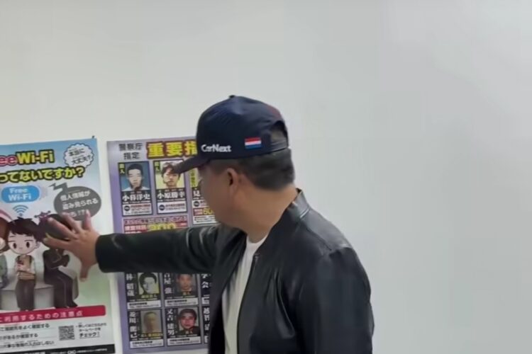 Kapolrestabes Kombes Pol Luthfie S menunjukkan poster yang digunakan sebagai backgriund pelaku untuk melakukan penipuan dengan mengaku sebagai polisi luar negeri. (Foto: tangkapan layar @luthfir.daily)