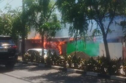 Bangunan gudang pembangunan rumah terbakar diduga lupa mematikan kompor. (Foto: Dok DPKP Surabaya)
