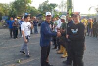 Serahterima bibit mangrove dari pihak pemkot ke pihak UPN/dok.bicarasurabaya.com
