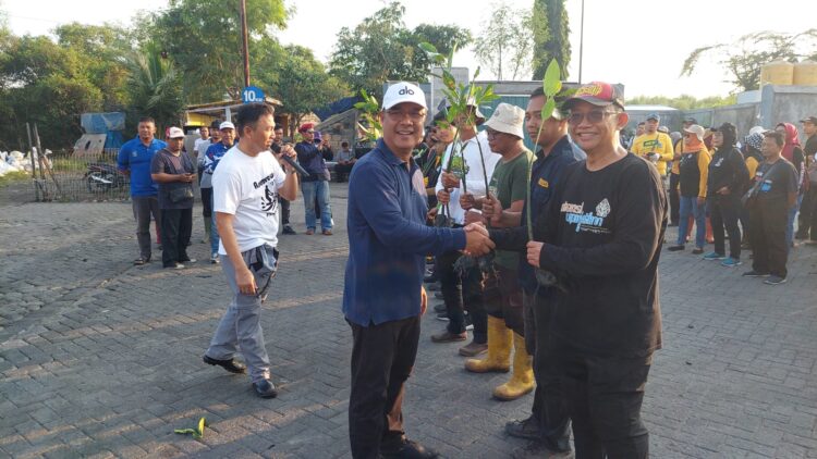 Serahterima bibit mangrove dari pihak pemkot ke pihak UPN/dok.bicarasurabaya.com