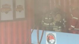 Petugas Damkar berusaha memadamkan api di ruang arsip lantai 3 Polres Tanjung Perak agar tidak merembet ke lantai di bawahnya dan ruangan lain. (Foto: dok Command Center 112)