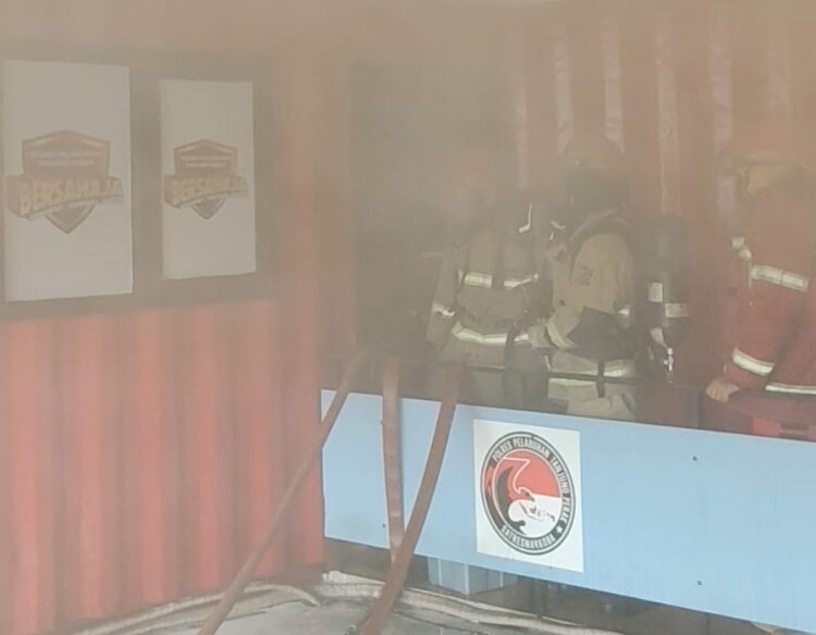 Petugas Damkar berusaha memadamkan api di ruang arsip lantai 3 Polres Tanjung Perak agar tidak merembet ke lantai di bawahnya dan ruangan lain. (Foto: dok Command Center 112)
