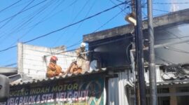 Petugas berupaya memadamkan api dirumah dua lantai yang terbakar di Sambi kerep. (Foto: dok Command Center 112)