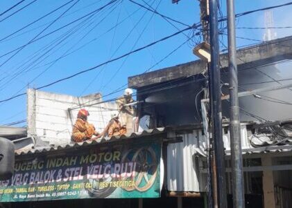 Petugas berupaya memadamkan api dirumah dua lantai yang terbakar di Sambi kerep. (Foto: dok Command Center 112)