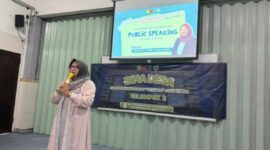 Dosen Ilmu Komunikasi UPN Veteran Jatim Dhelittya Finaliyani Putri saat menyampaikan materinya/dok.bicarasurabaya.com