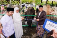 Gubernur Khofifah dan Wagub Emil Dardak menyerahkan sapi kurban Gubernur Jatim/dok.bicarasurabaya.com