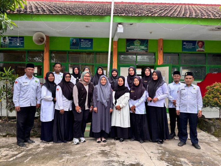 Foto bersama usai pelatihan literasi keuangan digital/dok.bicarasurabaya.com