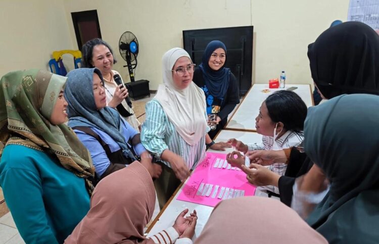 Narasumber Pelatihan Literasi Digital Untuk UMKM Memandu Sesi Games Kelompok/dok.bicarasurabaya.com