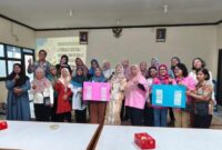 Foto bersama Narasumber dengan para Peserta Pelaku UMKM Binaan Perempuan di Kelurahan Barata Jaya/dok.bicarasurabaya.com
