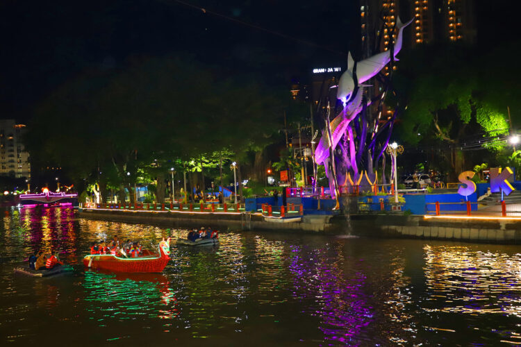 Wali Kota Surabaya Eri Cahyadi saat meninjau wisata Kalimas/dok.bicarasurabaya.com
