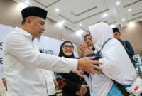 Wali Kota Eri Cahyadi melepas jamaah haji asal Surabaya di Asrama Haji Embarkasi Surabaya dan titip doa untuk Surabaya. (foto: dok Diskominfo Surabaya)