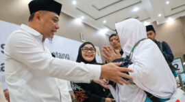 Wali Kota Eri Cahyadi melepas jamaah haji asal Surabaya di Asrama Haji Embarkasi Surabaya dan titip doa untuk Surabaya. (foto: dok Diskominfo Surabaya)
