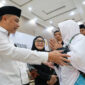 Wali Kota Eri Cahyadi melepas jamaah haji asal Surabaya di Asrama Haji Embarkasi Surabaya dan titip doa untuk Surabaya. (foto: dok Diskominfo Surabaya)