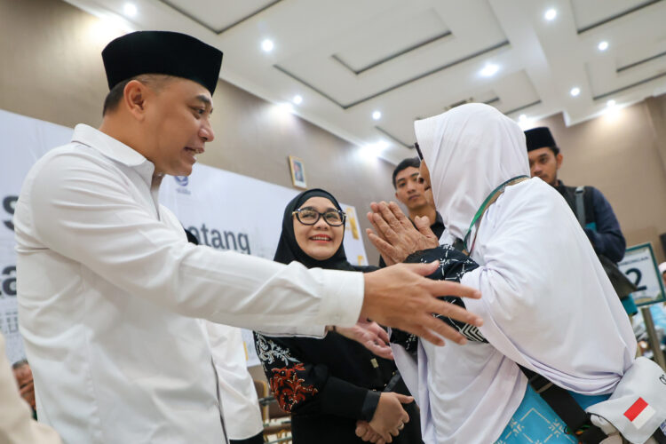 Wali Kota Eri Cahyadi melepas jamaah haji asal Surabaya di Asrama Haji Embarkasi Surabaya dan titip doa untuk Surabaya. (foto: dok Diskominfo Surabaya)