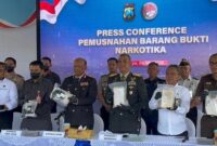 Polda Jatim memusnahkan temuan kokain yang ditemukan di pesisir pantai di Sumenep. (Foto: Ist)