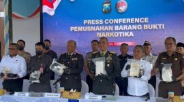 Polda Jatim  memusnahkan temuan kokain yang ditemukan di pesisir pantai di Sumenep. (Foto: Ist)