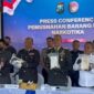 Polda Jatim  memusnahkan temuan kokain yang ditemukan di pesisir pantai di Sumenep. (Foto: Ist)