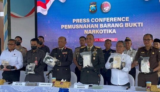 Polda Jatim  memusnahkan temuan kokain yang ditemukan di pesisir pantai di Sumenep. (Foto: Ist)