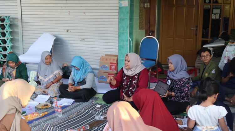 Salah satu Dosen Ilmu Komunikasi UPN Veteran Jawa Timur saat menyampaikan materinya/dok.bicarasurabaya.com