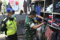 Petugas gabungan melakukan razia di seluruh kamar warga binaan. tidak ditemukan Handphone maupun narkoba tetapi beberapa benda yang dilarang masih ditemukan seperti paku dan silet
