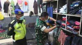 Petugas gabungan melakukan razia di seluruh kamar warga binaan. tidak ditemukan Handphone maupun narkoba tetapi beberapa benda yang dilarang masih ditemukan seperti paku dan silet
