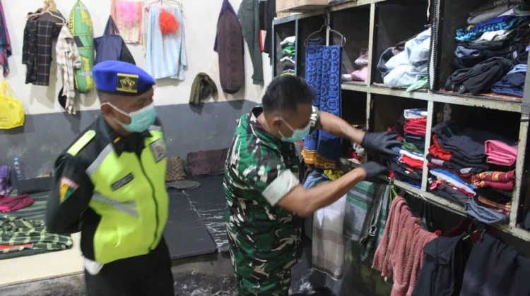 Petugas gabungan melakukan razia di seluruh kamar warga binaan. tidak ditemukan Handphone maupun narkoba tetapi beberapa benda yang dilarang masih ditemukan seperti paku dan silet
