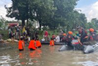Tim Yustisi Dinas Lingkungan Hidup (DLH) Kota Surabaya saat patroli pengawasan di Kali Surabaya, Rabu (27/5/2026).